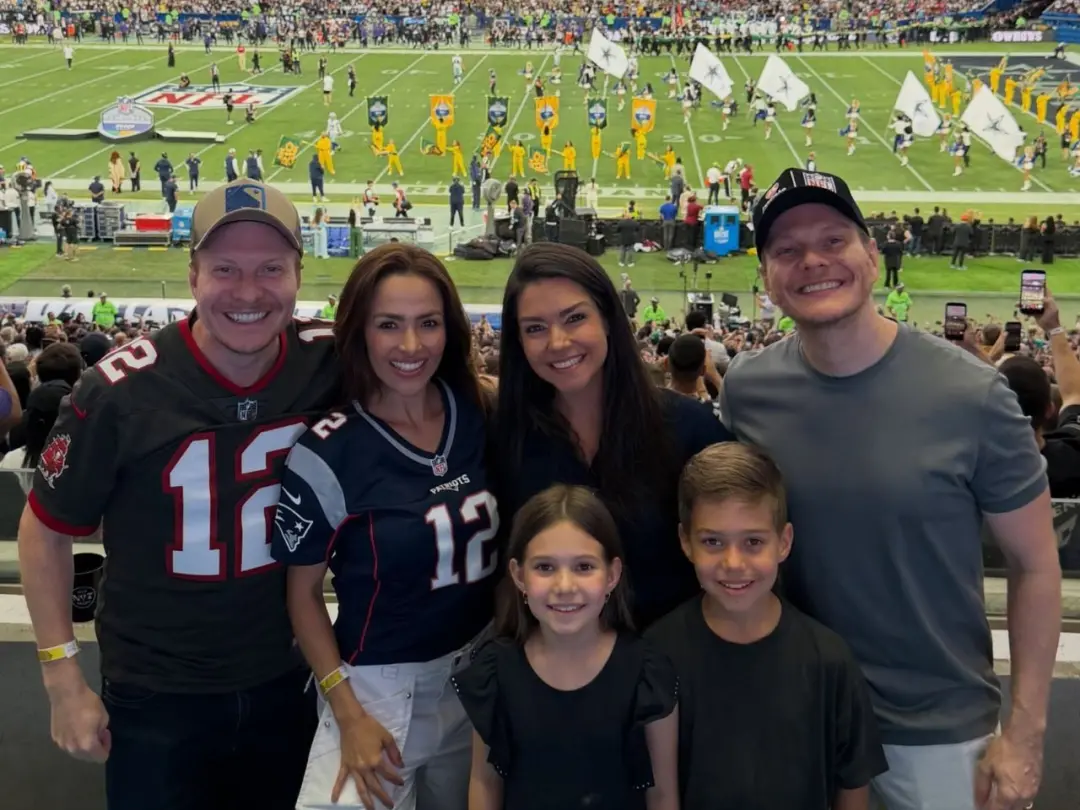 Michel Teló com a família no Maracanã durante o jogo NFL no Rio de Janeiro. A semelhança dos irmãos chamou muita atençã…