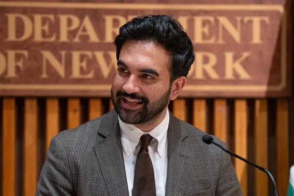Nova York, o prefeito Mamdani anunciou um pacote de US$ 1 milhão para combater o antissemitismo, depois que os crimes d…