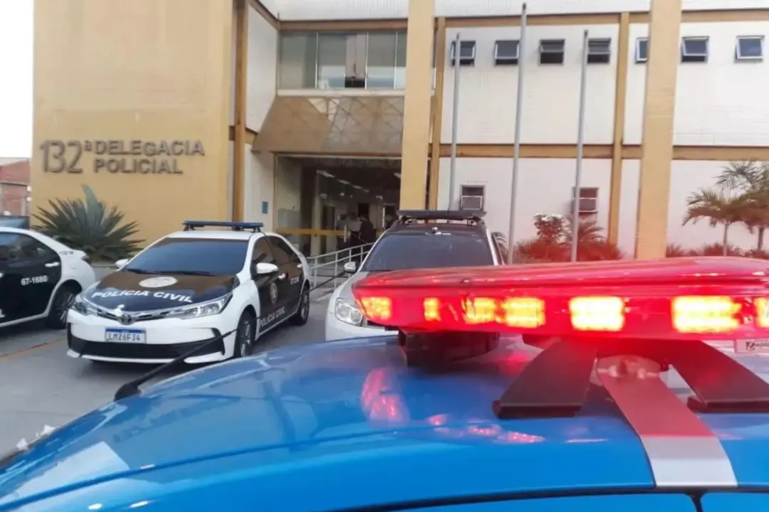 Professor de 56 anos com 11 anotações criminais foi afastado de escola em Arraial do Cabo após denúncia de assédio cont…