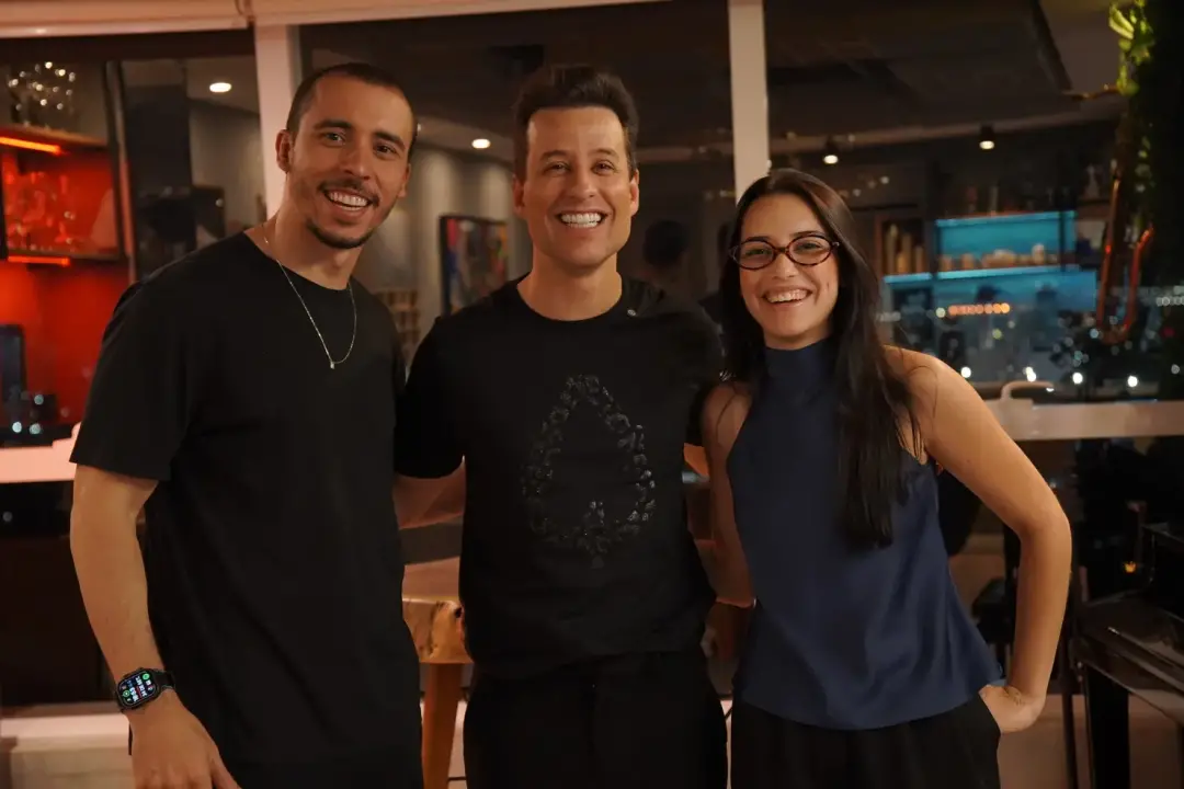 Adhemar Rocha recebeu a gravação de um episódio do Manda Vê na casa dele. Ver a história e as coleções do vocal coach a…