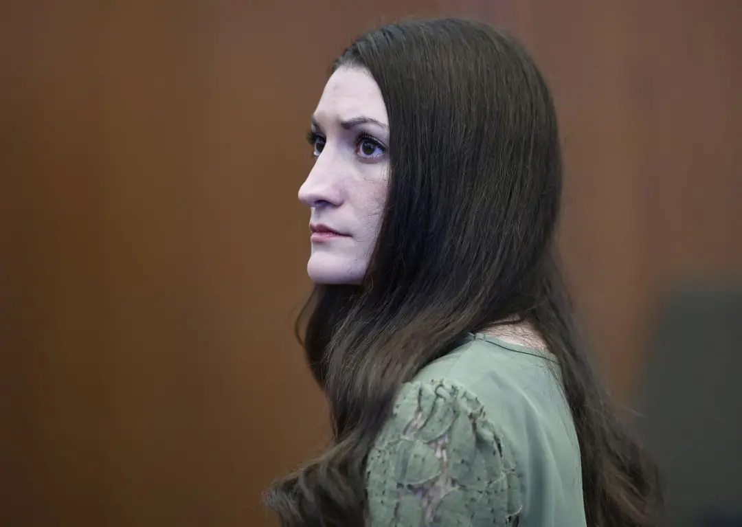 Massachusetts, EUA. Um júri anulou o julgamento da mãe Lindsay Clancy, que matou os três filhos. A defesa agora pede ab…