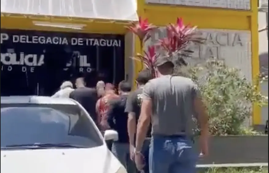 Três homens foram presos em Itaguaí por se passarem por agentes públicos e aplicar golpe do Vale Gás em idosos, tirando…