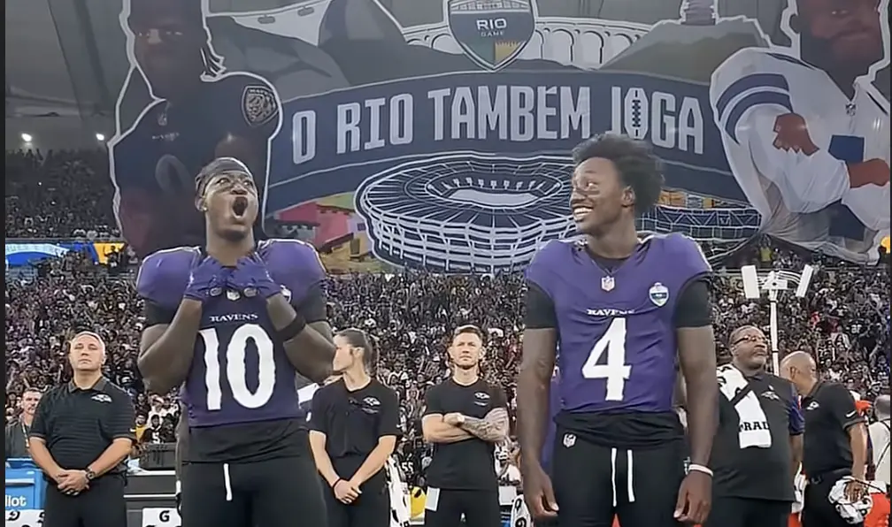 Maracanã, mais de 72 mil torcedores cantaram o Hino Nacional brasileiro junto com Péricles antes do jogo Cowboys contra…