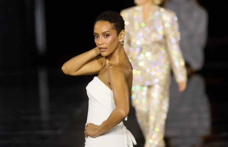 Taís Araujo com corte de cabelo curto no desfile da Paris Fashion Week e a Viola Davis elogiando. A ousadia de mudar o …