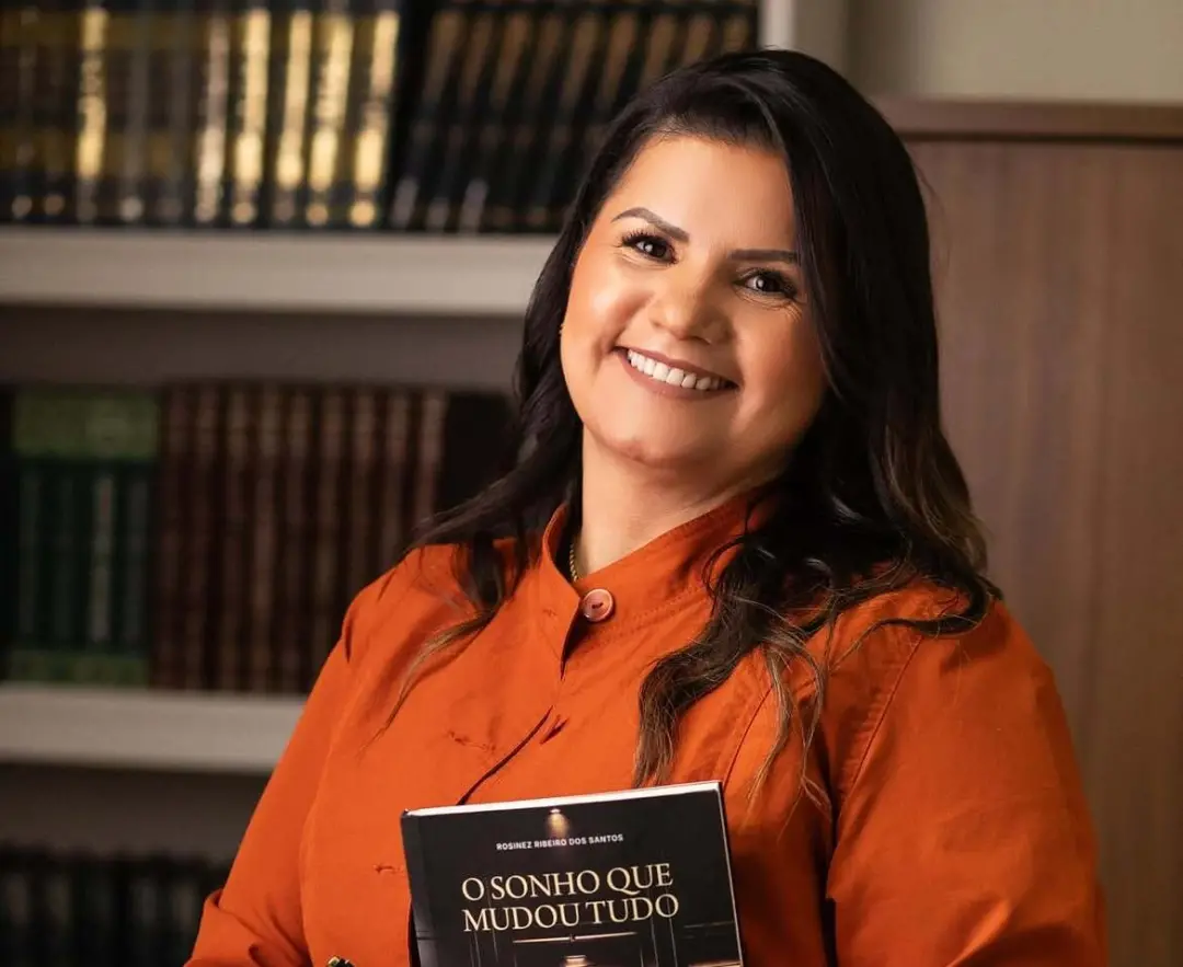 Rosinez Ribeiro, mãe da lateral Bruninha, lança o livro O sonho que mudou tudo, contando a trajetória dela de Castro no…