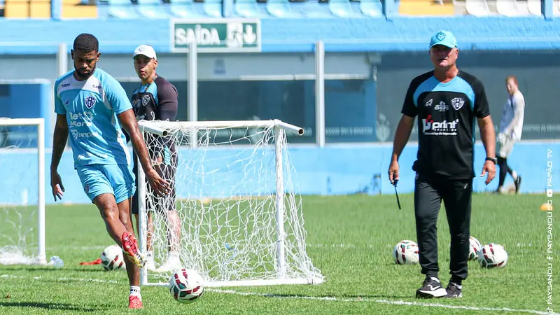 Castro voltou a treinar com o elenco principal do Paysandu na Curuzu, em Belém, após dores na coxa direita. O retorno d…