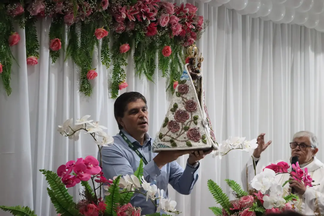 Imagem de Nossa Senhora de Nazaré visitou a sede da RBATV em Belém. A presença marcou um momento de reflexão e paz para…
