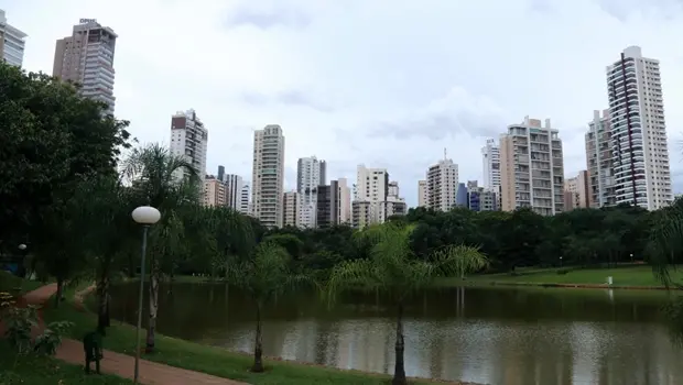 Alterações ambientais com a chuva, como elevação de umidade e mofo, podem gerar sintomas respiratórios em idosos. É pre…