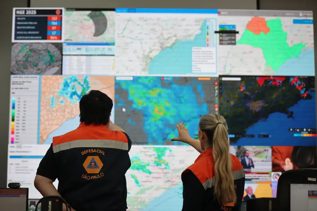 34 alertas foram emitidos pela Defesa Civil de São Paulo por causa de chuvas e risco de incêndio. A mistura de chuva fo…
