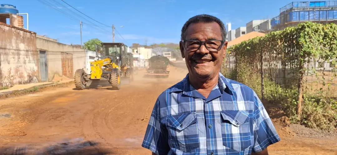 Vila Atlântida, Montes Claros, recebe asfalto nas ruas Quincas Souto e A. A chegada do pavimento acaba com a poeira e a…