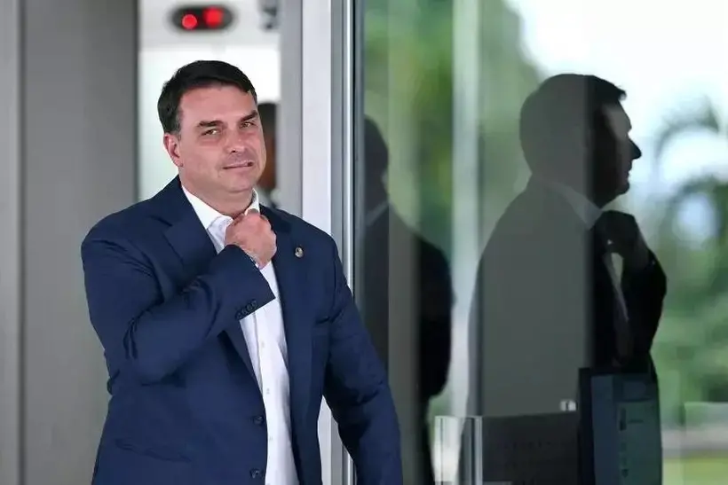 Imagens de Nossa Senhora Aparecida nos palanques de Lula e Flávio Bolsonaro. A fake news viralizou com quase um milhão …