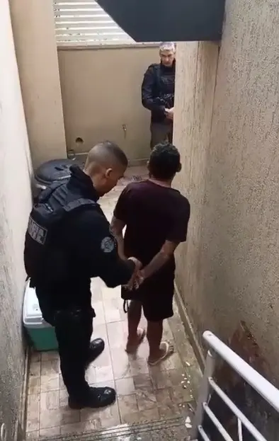 Taquara, Rio de Janeiro, prendeam um homem suspeito de abuso sexual contra três crianças. O caso, que inclui um ato oco…