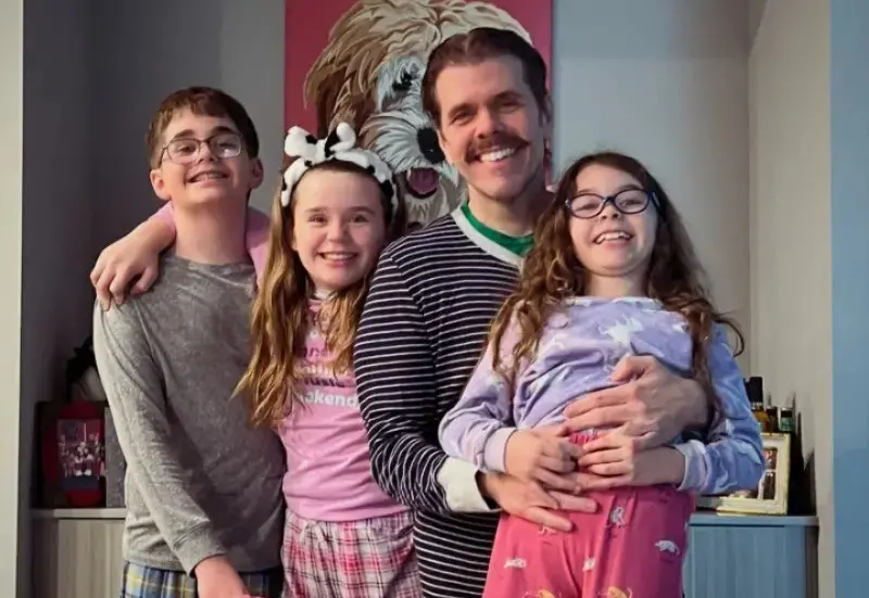 Perez Hilton se reencontrou com os filhos Mario, Mia e Mayte depois da crise de saúde mental em agosto. Ver as crianças…