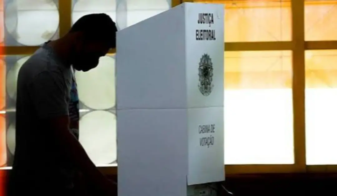 Relógio conectado e celular proibidos dentro da cabine de votação para preservar o sigilo. Isso impede que a escolha do…