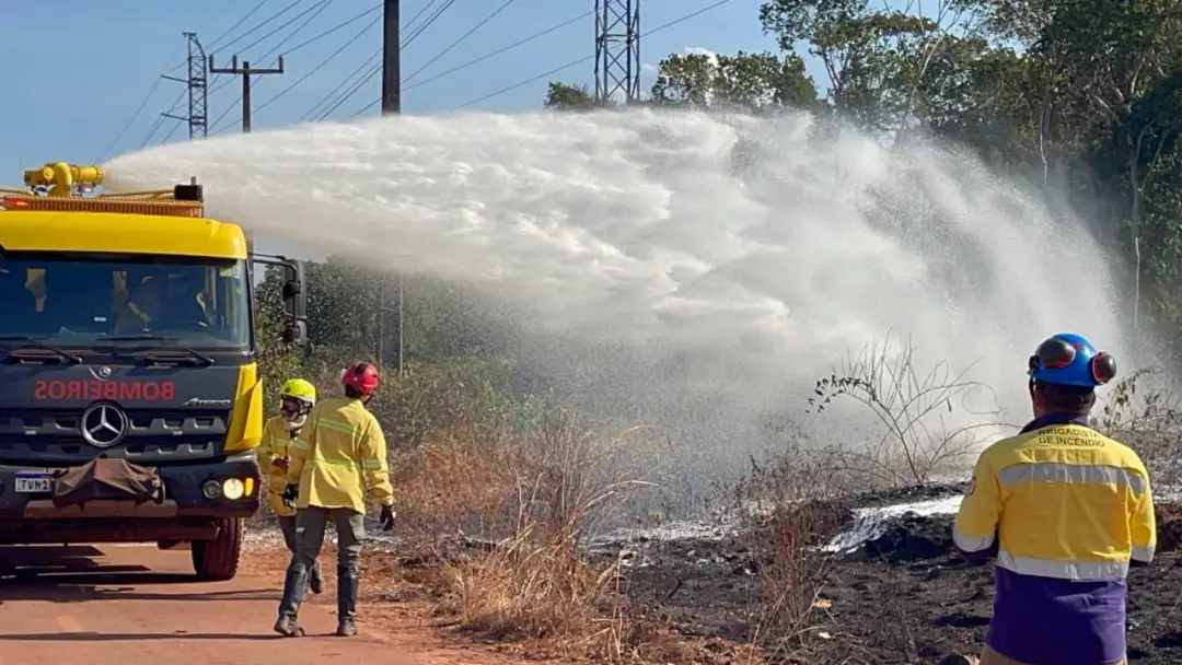 Juruti e Monte Alegre com incêndios por causa da estiagem. As equipes de segurança estão mobilizadas pra controlar o fo…