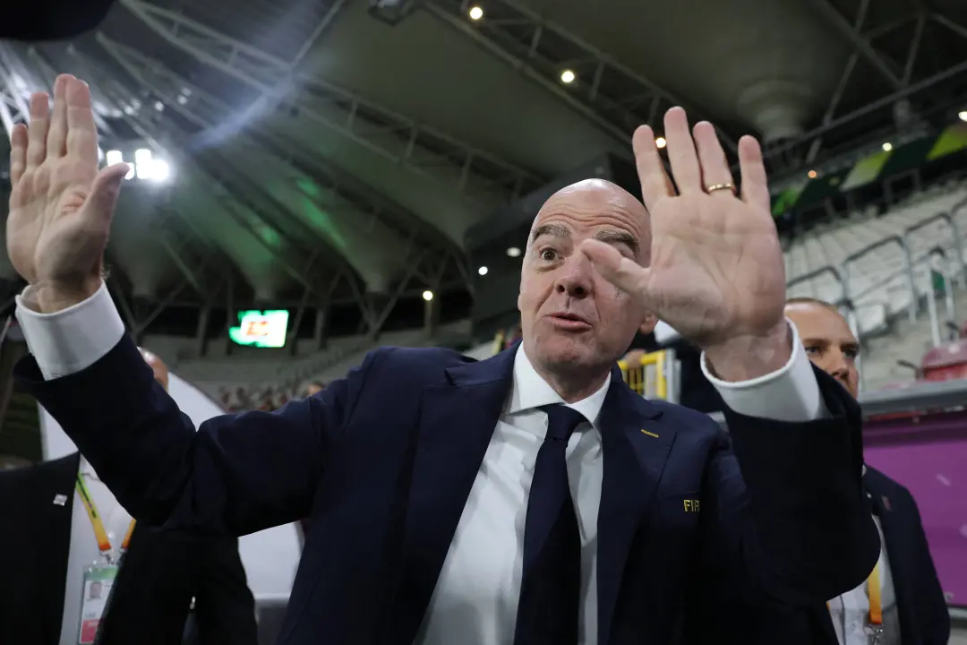 Fifa ataca a Uefa e diz que aceita usar parte do fundo bilionário. A entidade de futebol respondeu agressivamente ao pr…