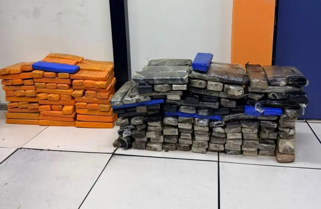 Mais de 300 quilos de maconha e material de golpes foram apreendidos na Maré, Rio de Janeiro. É um prejuízo grande, mai…