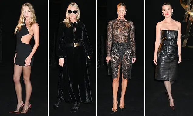 Kate Moss em vestido longo de veludo preto no desfile Saint Laurent em Paris Fashion Week. A escolha do look mostra com…