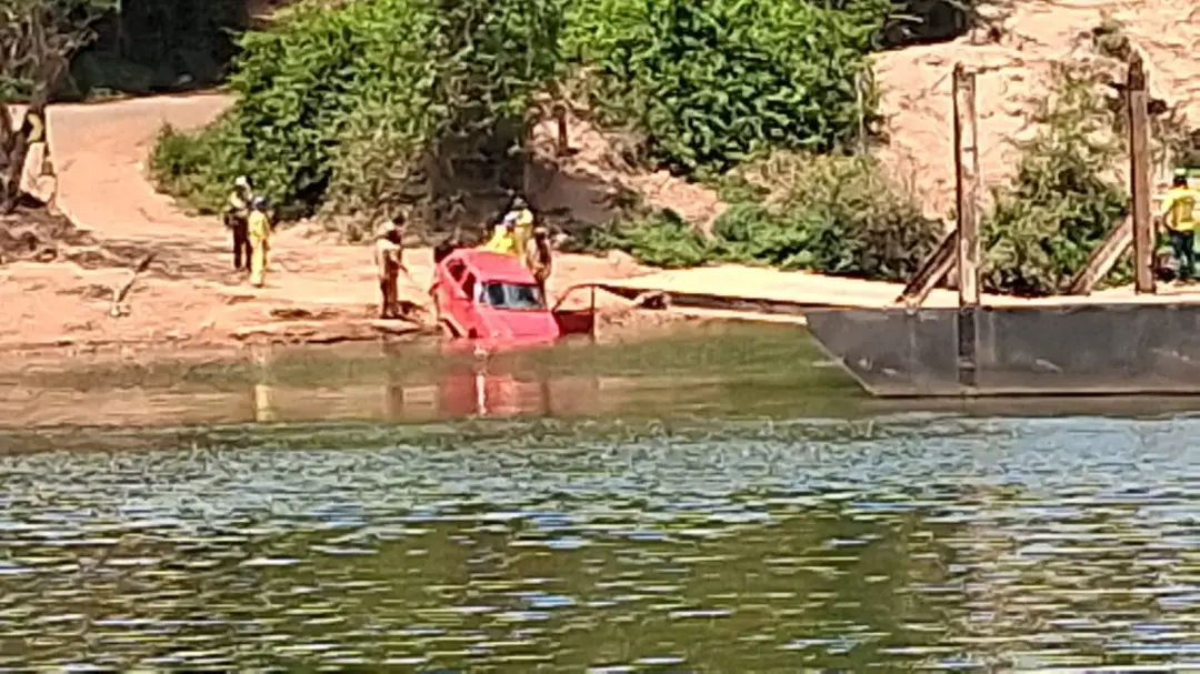 Rio das Almas, carro cai na água perto da margem. A testemunha relatou que o motorista perdeu o controle ao parar, e ho…