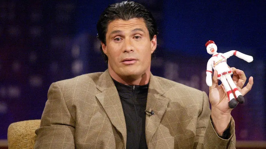 Jose Canseco disse que Bigfoot é real, um tipo de espécie desconhecida que o governo esconde. Ele deu nota dez para a c…