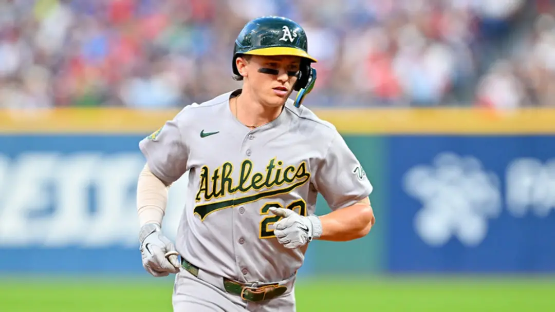 Zack Gelof move ação contra os Detroit Tigers por lesão no joelho no Comerica Park. A colisão com a cerca de metal, que…