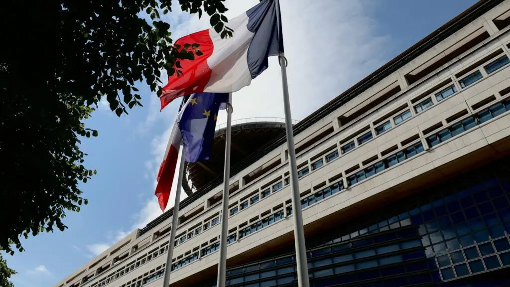 França vai vender um registro de 340 bilhões de euros em títulos ano que vem. A dívida antiga do período da Covid tá ve…