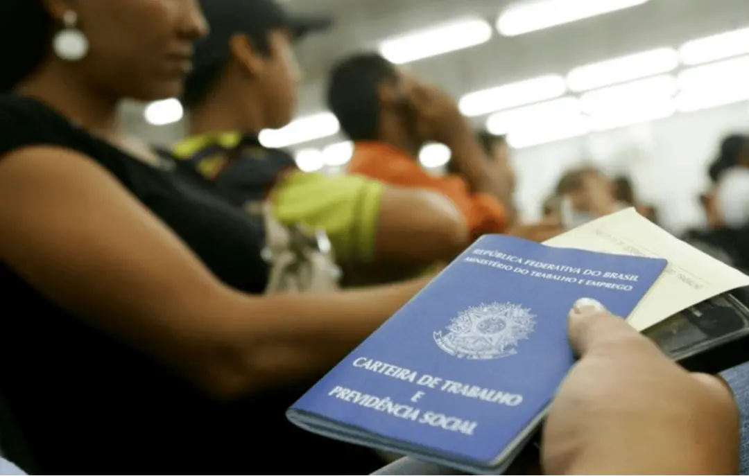Brasil criou 168,5 mil novos postos de trabalho em agosto, acima da projeção de economistas. A construção civil abriu 2…