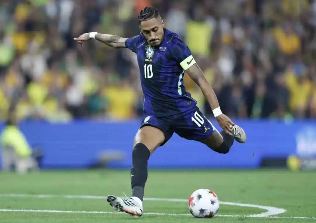Raphinha deixou o amistoso contra a Austrália com dores na coxa e vai fazer exames. É sempre um sufoco quando os atleta…