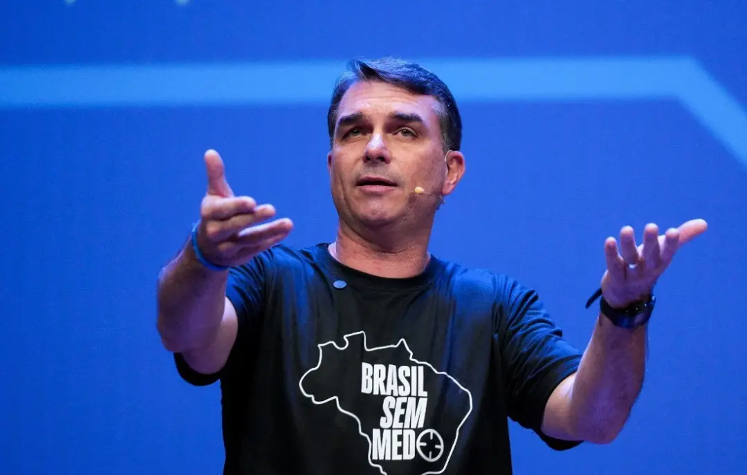 Flávio Bolsonaro questionou se Flávio Dino continua subordinado a Lula após ligação em Belém, PA. A ligação ocorreu por…