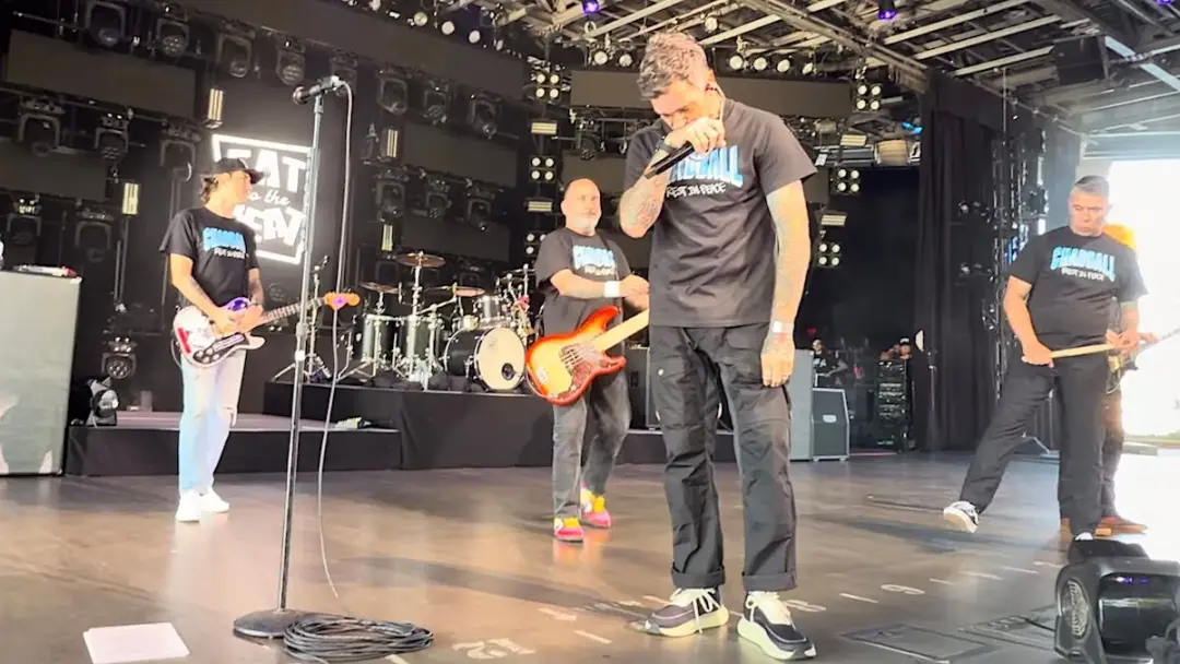 New Found Glory homenageou o guitarrista Chad Gilbert em uma apresentação em EPCOT, Orlando, Florida, no dia 28 de sete…