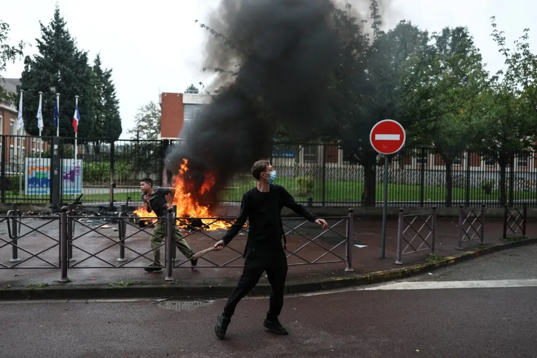 Paris, França, viu 30 mil manifestantes pedindo reajuste salarial e mais recursos orçamentários, com confrontos entre e…