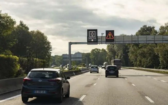 Placa azul com losango branco na França reserva faixas para veículos específicos, como transporte público e táxis. Isso…
