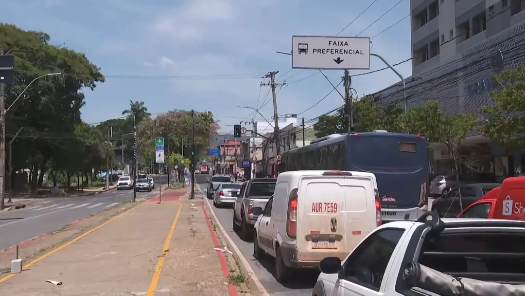 No Barreiro, 2,20 quilômetros passam a ter faixas exclusivas e preferenciais para ônibus nas avenidas Waldir Soeiro Emr…