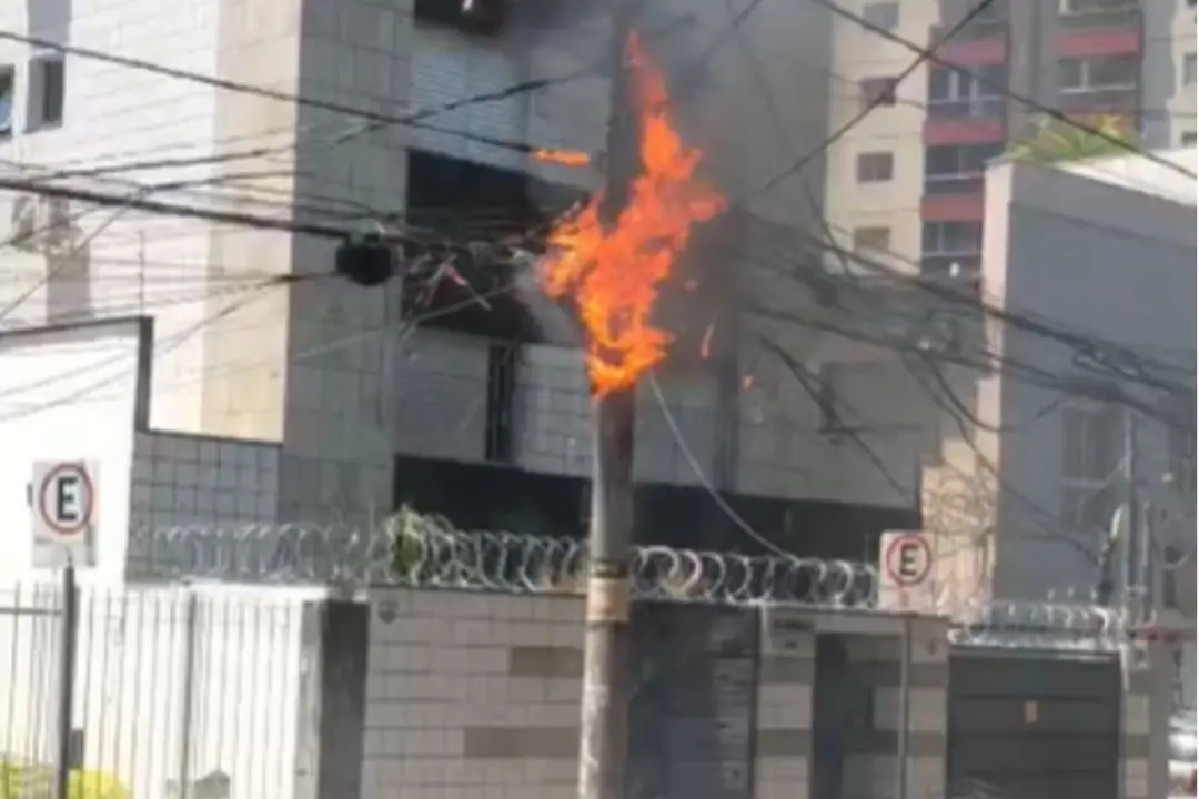87 imóveis no bairro Carmo, em Belo Horizonte, ficaram sem energia após incêndio na fiação elétrica na Rua Outono. A Ce…