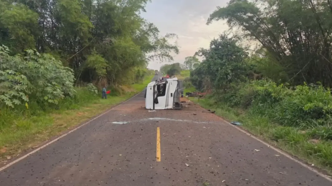 Borá, SP teve um motorista de carreta de 54 anos morto depois que o veículo tombou em uma estrada vicinal. É um acident…