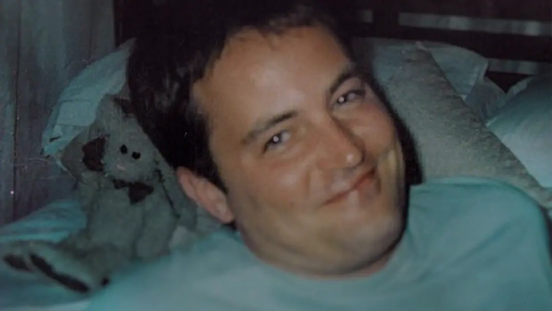 Matthew Perry em documentário da Netflix mostra fotos inéditas da infância até os tempos de Friends. A narrativa parece…