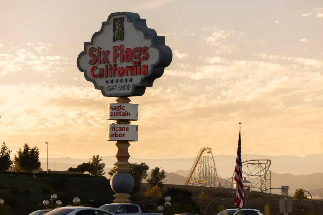 Six Flags Magic Mountain em Califórnia fechou permanentemente a montanha russa X2 após relatos de lesões cerebrais grav…