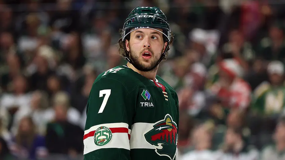 Brock Faber sofreu fratura no crânio depois de levar um puck na cabeça no treino do Minnesota Wild. Isso é muito sério,…