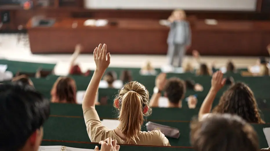 Em uma universidade da Califórnia, uma professora foi afastada depois de expulsar um aluno da sala de aula. A discussão…