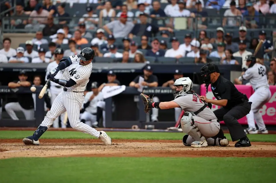 30 Rockefeller Center recebeu uma casa de cartões para celebrar o início dos playoffs da MLB na terça-feira. A estrutur…