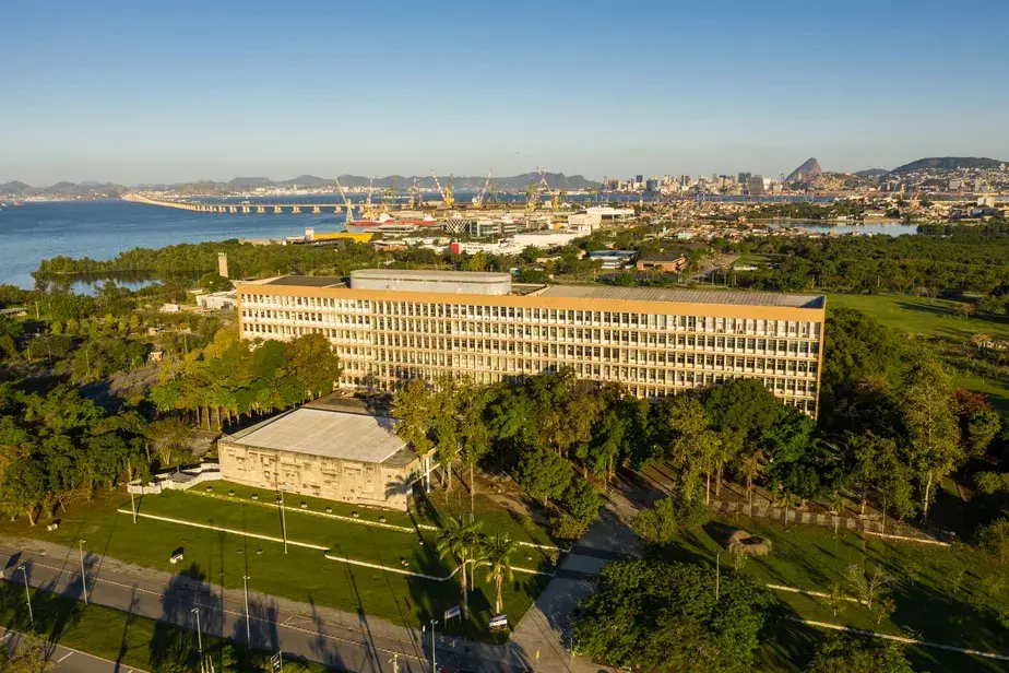 Duas estudantes da Escola de Belas Artes foram assaltadas dentro da UFRJ, e a instituição reforçou a segurança e apura …