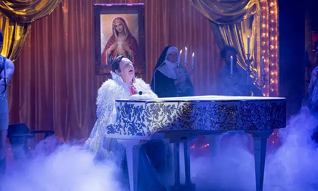 Sir Simon Russell Beale fazendo Liberace, um showman extravagante de Las Vegas, parece um contraste bizarro. Acho que a…