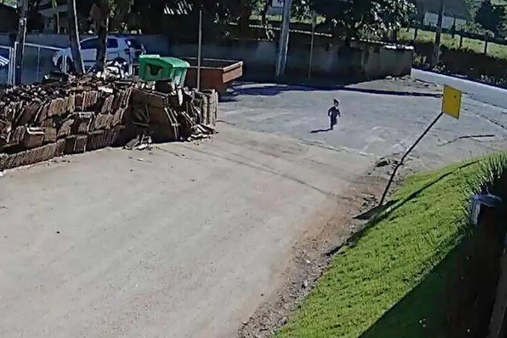 Um bebê de um ano e meio saiu sozinho de uma creche em Braço do Norte, Santa Catarina, caminhando cerca de 50 metros at…