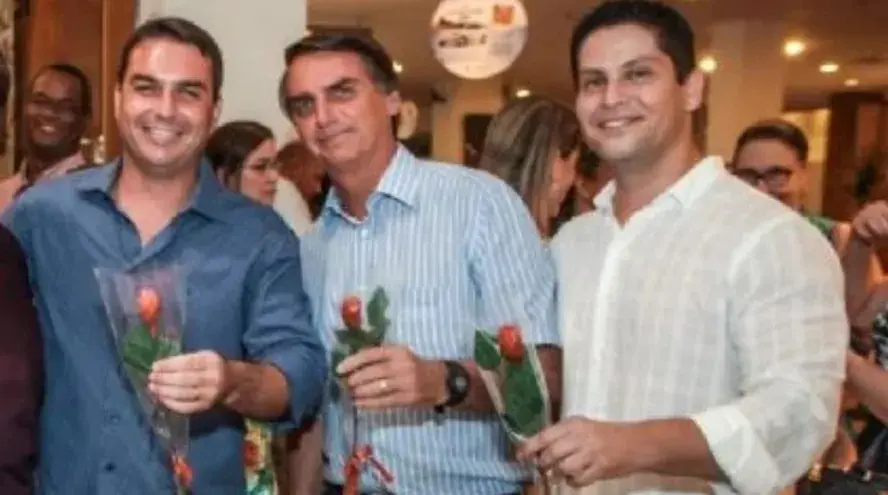 Flávio Bolsonaro tinha uma namoradinha que agenciava mulheres de programa para festas, segundo o ex-sócio Alexandre San…