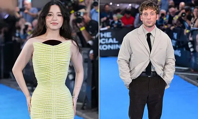 Mikey Madison no vestido amarelo com contas na estreia do The Social Reckoning em Londres. A escolha de moda traz levez…