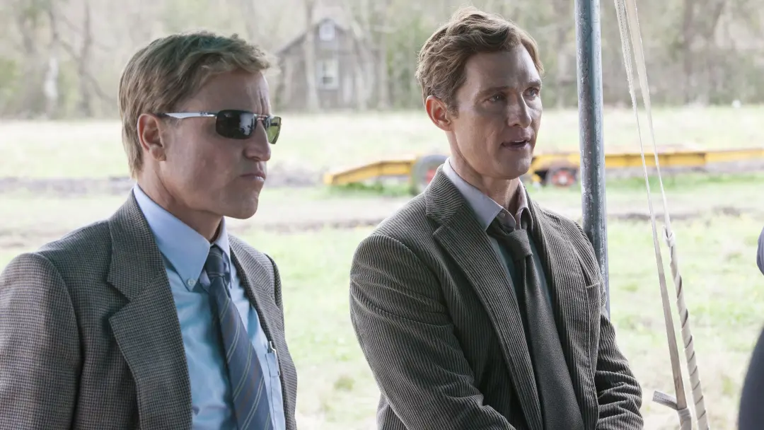 Matthew McConaughey e Woody Harrelson voltando em True Detective, a nova série tem um bom começo, recebendo uma boa not…