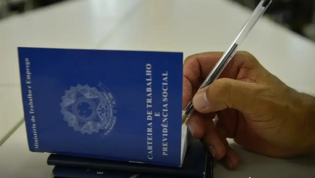 165.827 vagas formais abertas no Brasil em agosto, um número que superou a expectativa dos economistas. É um sinal de q…