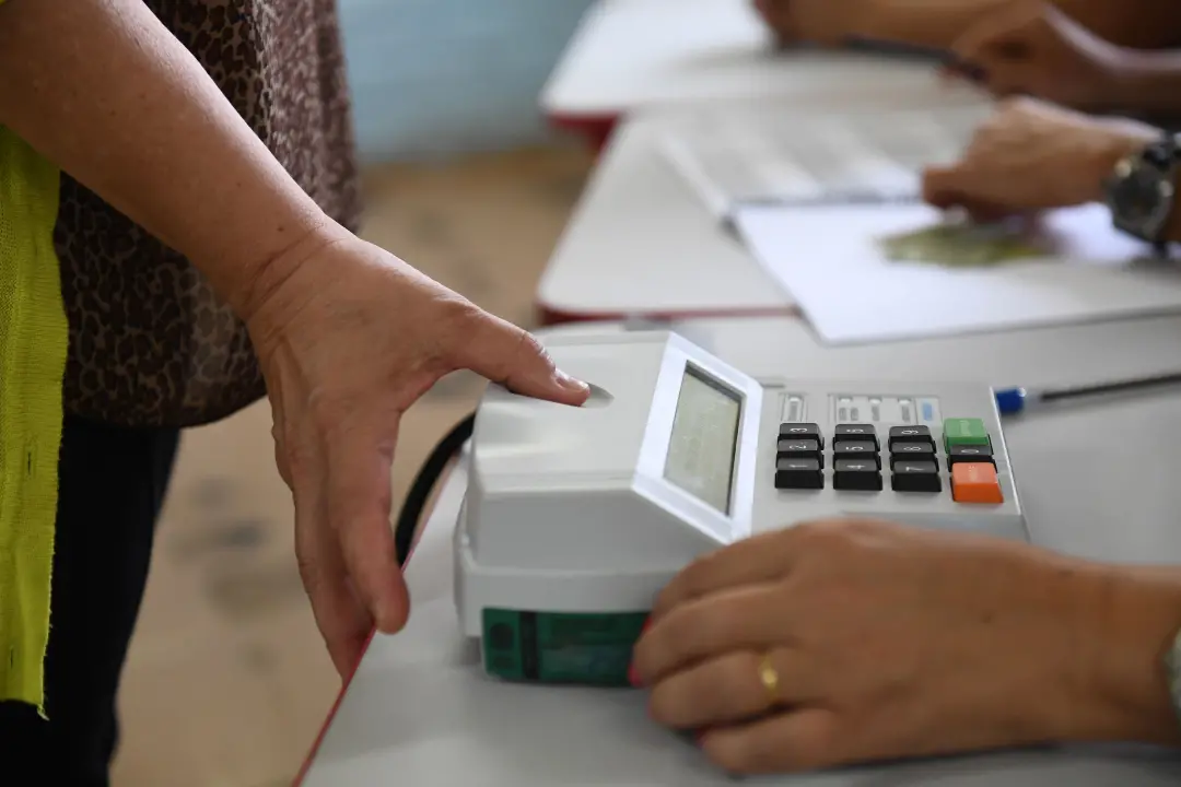 Biometria não será obrigatória para votar em 2026, mesmo com 10,99% do eleitorado sem o cadastro. A regra é que o voto …
