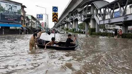 Quatro pessoas morreram por causa das inundações em Bangkok, na Tailândia. O peso da água que invade as vidas mostra co…