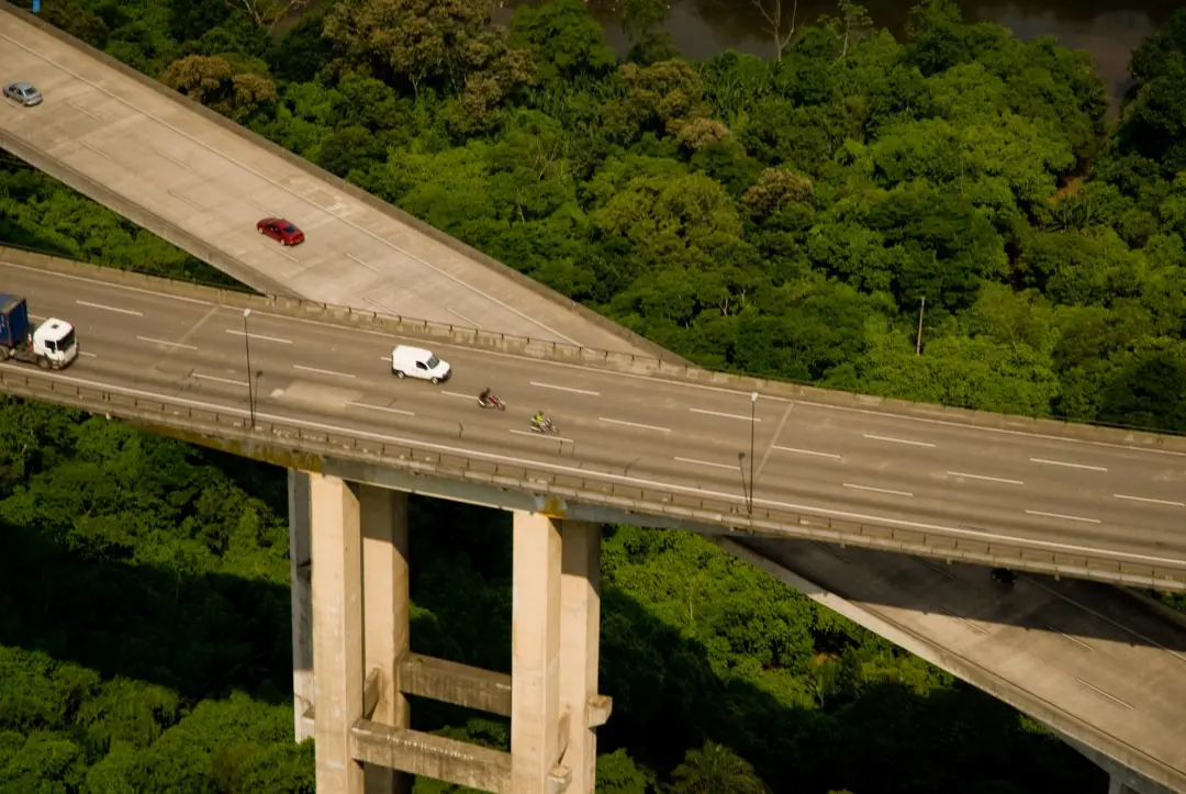 Motiva e Ecorodovias formaram uma empresa com a Eletromidia pra explorar publicidade em 12 rodovias, com mais de 4 milh…